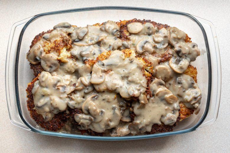 Bolinho de carne com molho de cogumelo