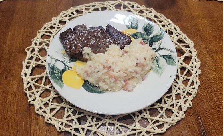 Carne grelhada com molho provençal