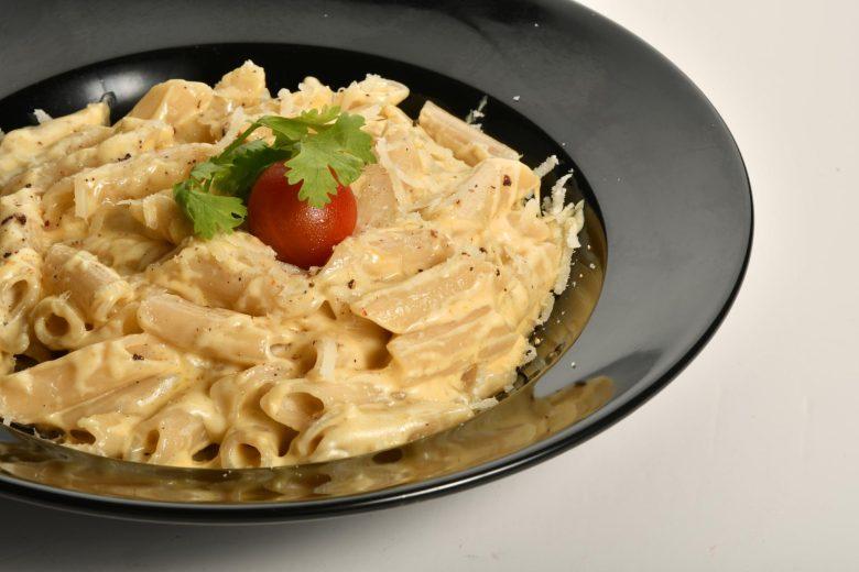 Penne ao queijo parmesão