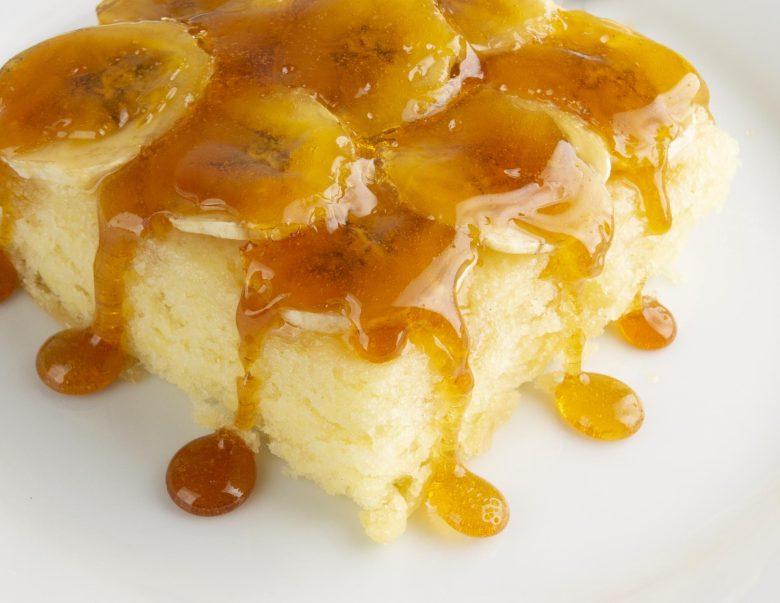 Bolo de banana com calda