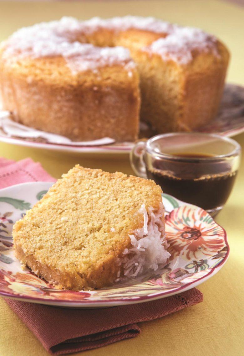 Bolo de fubá com coco