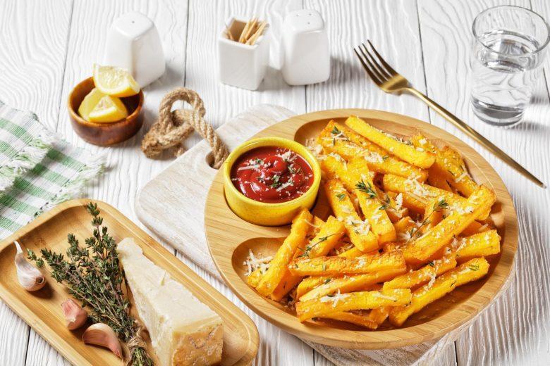 Polenta frita com queijo