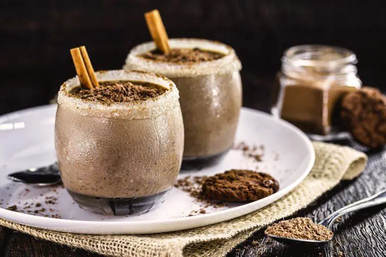 Mousse gelada de chocolate, café e coco
