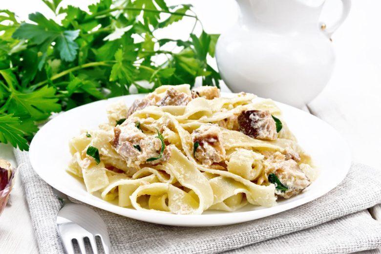 Tagliatelle com salmão defumado