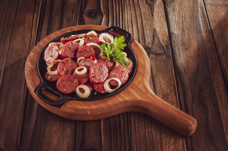Linguiça aperitivo com cebola