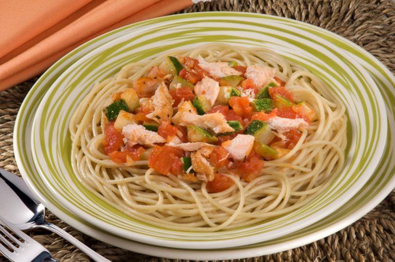 Espaguete ao azeite com salmão e abobrinha