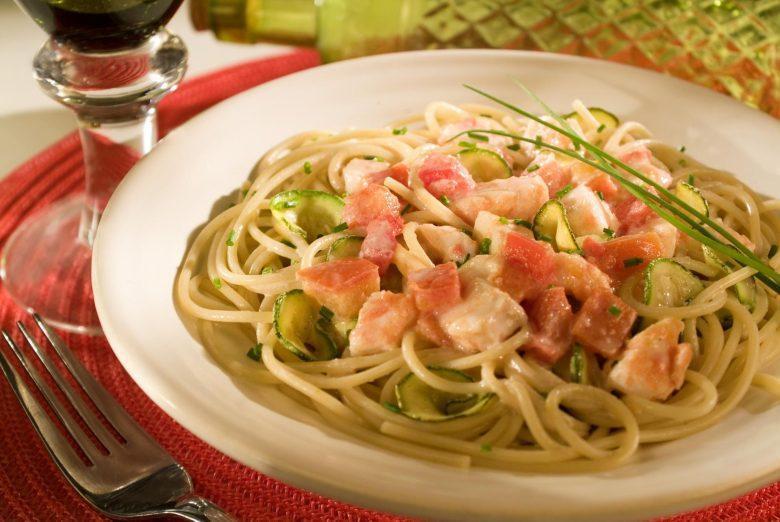 Espaguete com peixe e abobrinha