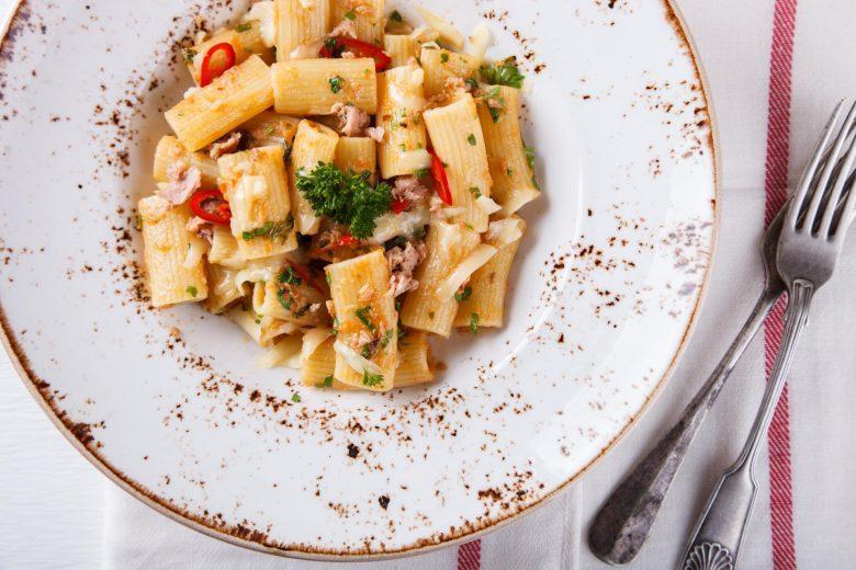 Salada de macarrão e atum