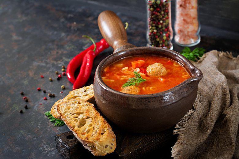 Sopa de tomate com almôndegas
