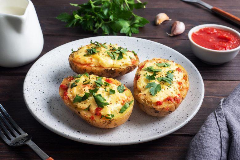 Batatas recheadas com tomate e queijo
