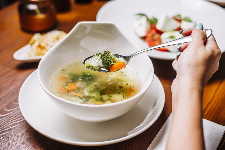 Sopa de brócolis com legumes