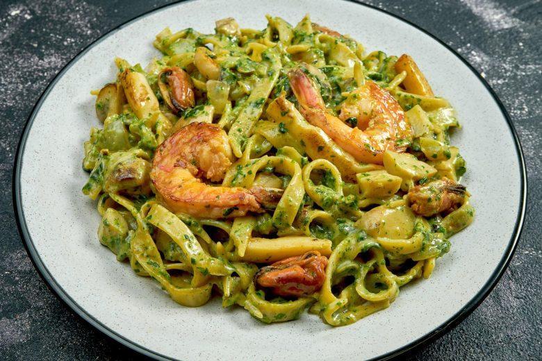 Pappardelle com camarão e pesto
