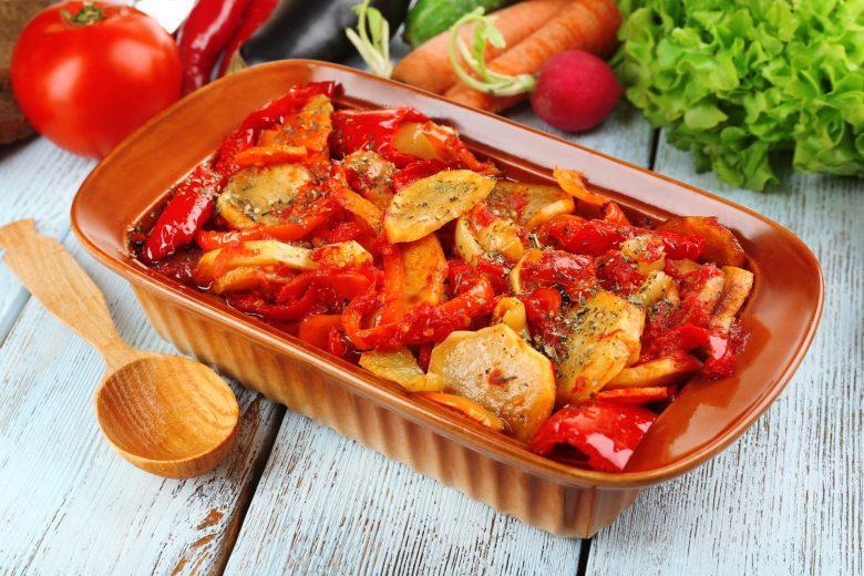Assado com batata e pimentão