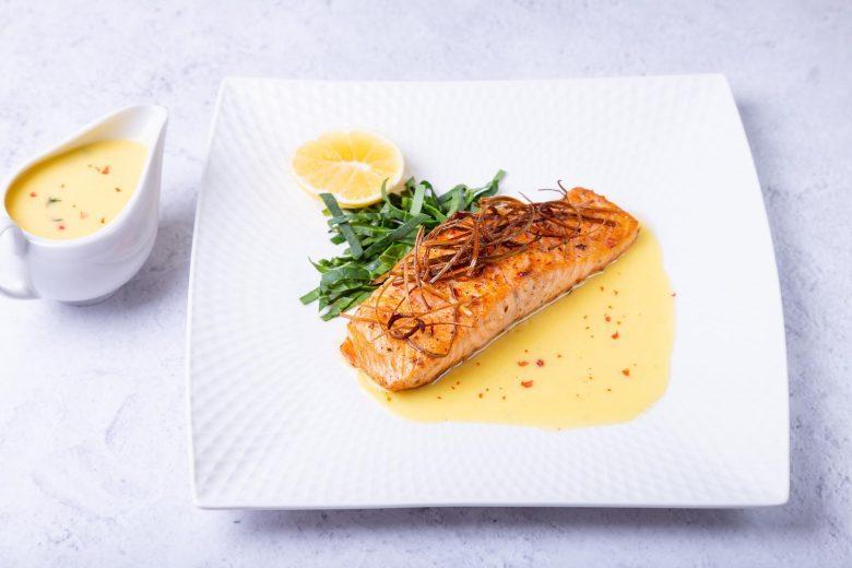 Salmão escalfado ao molho beurre blanc de limão