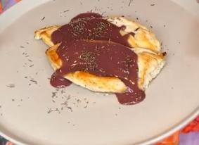 Frango grelhado com molho de açaí