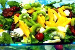Salada de rúcula e frutas frescas