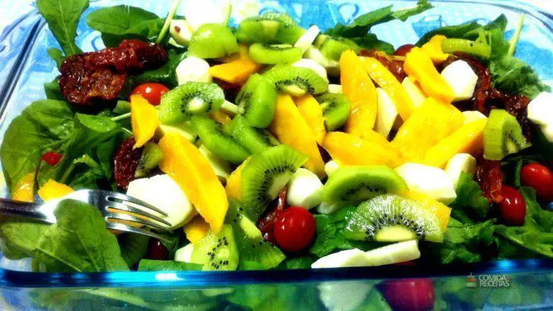 Salada de rúcula e frutas frescas