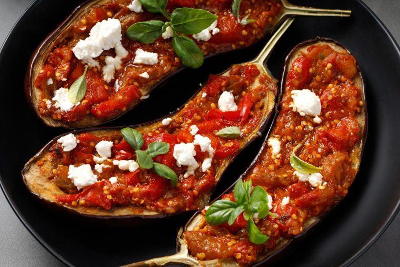 Berinjela recheada com tomate e cebola