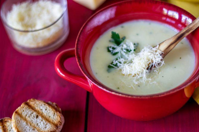 Sopa saborosa de queijo