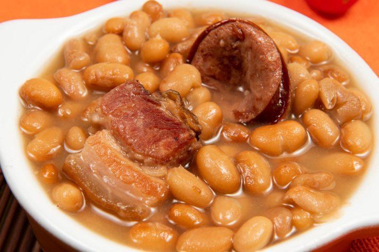 Feijão com bacon e calabresa