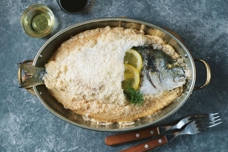 Peixe no sal grosso