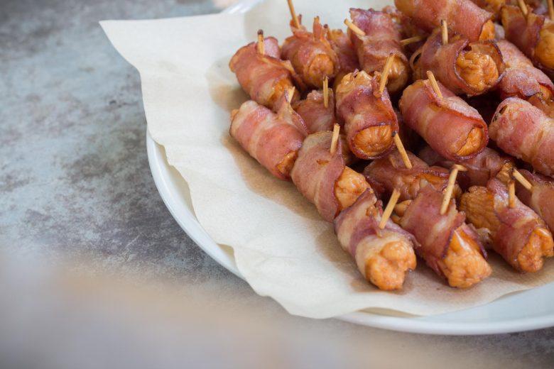 Salsichas com bacon, mel e mostarda