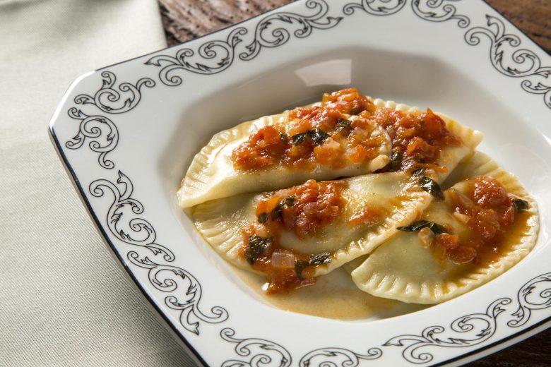 Pierogi com molho de linguiça