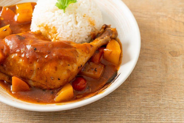 Frango de panela com molho de tomate