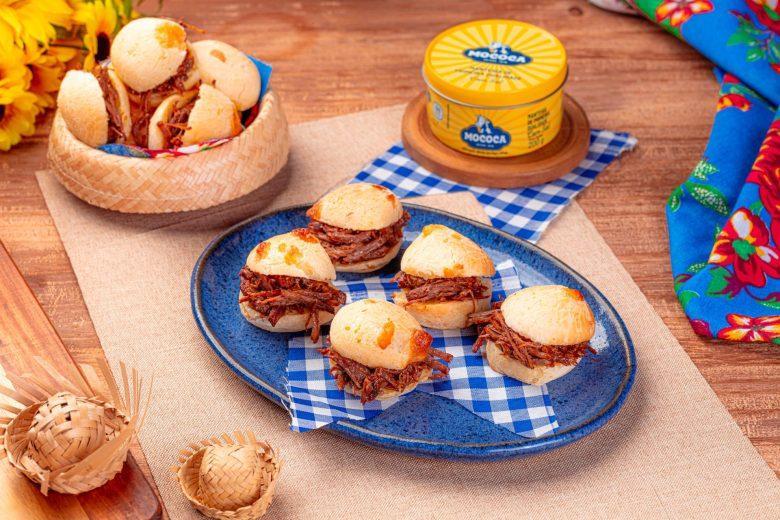 Pão de queijo com carne desfiada