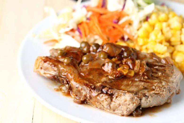 Bisteca com laranja e molho de ervilhas