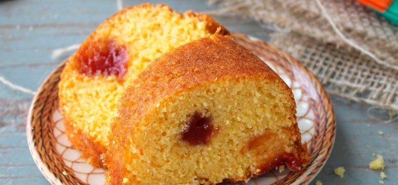 Bolo de fubá com goiabada da Tati
