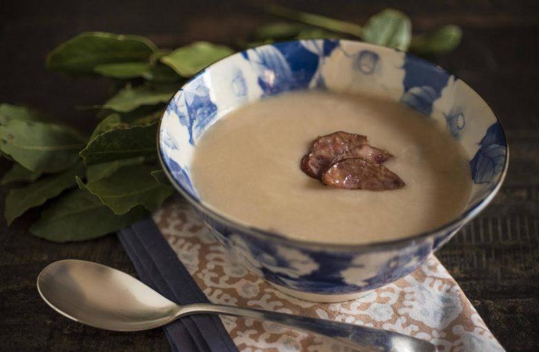 Sopa de feijão branco com paio