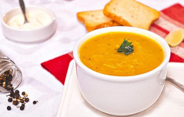 Sopa cremosa de abóbora com frango