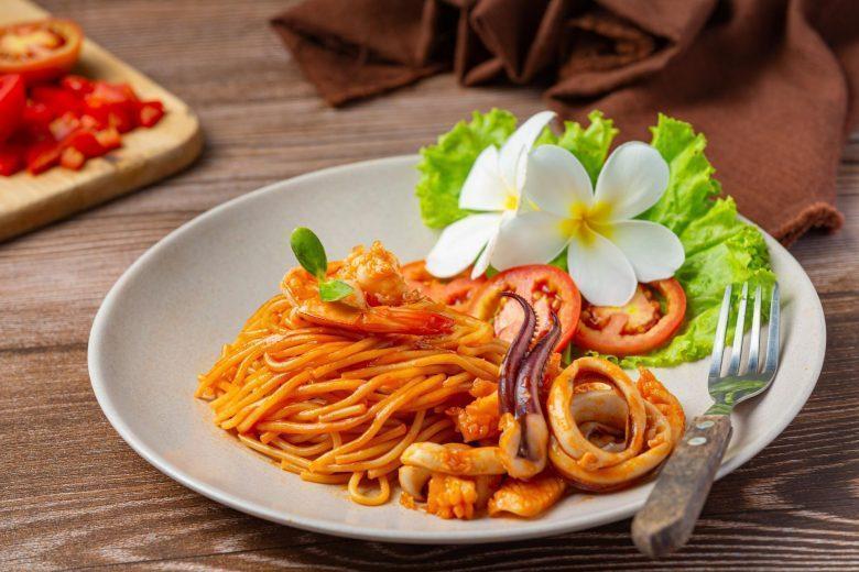 Espaguete com marisco à provençal