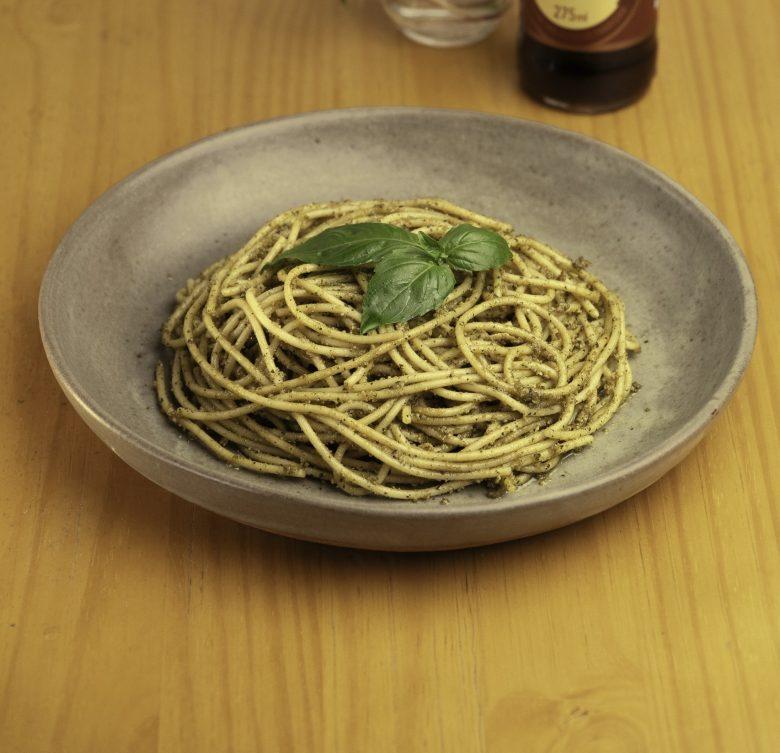 Macarrão ao molho pesto