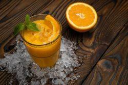 Suco de lima e laranja