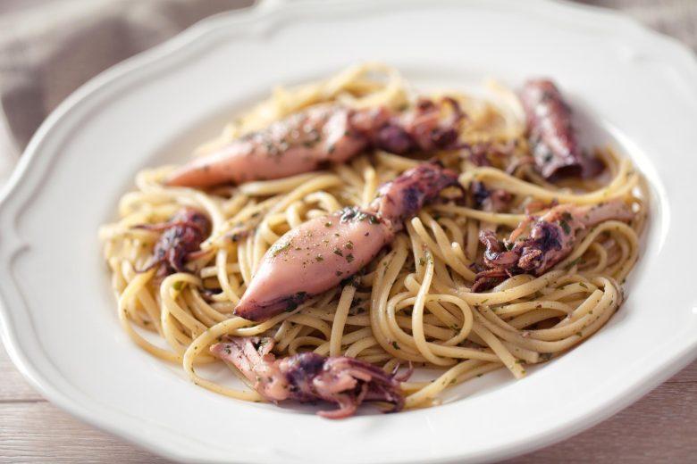 Espaguete com lulas à provençal