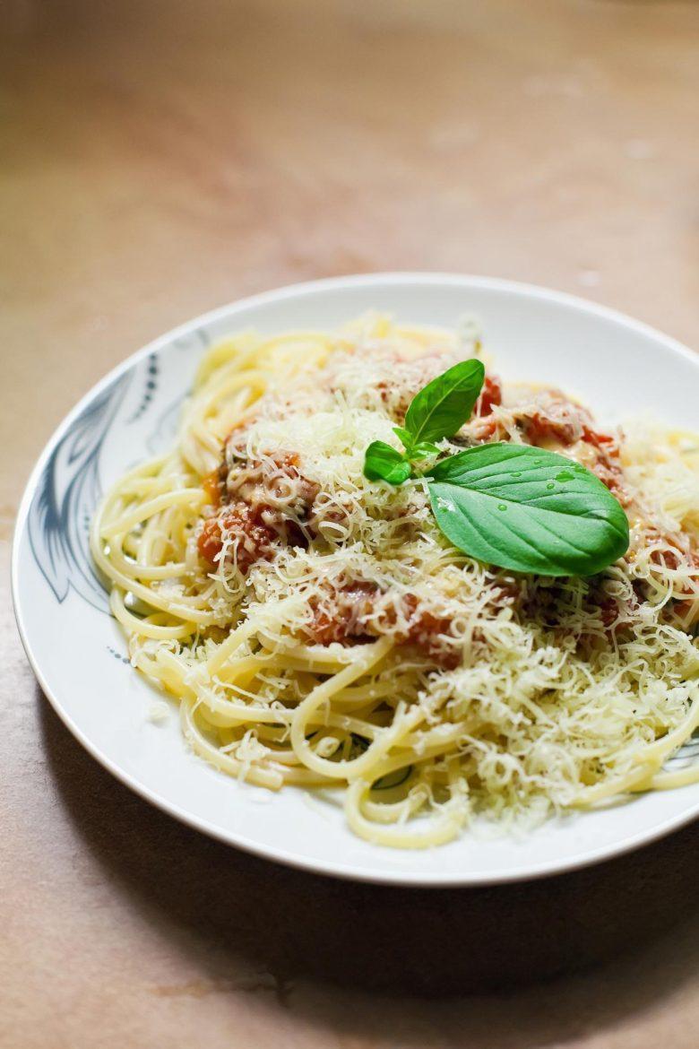 Espaguete ale vôngole com pomodoro