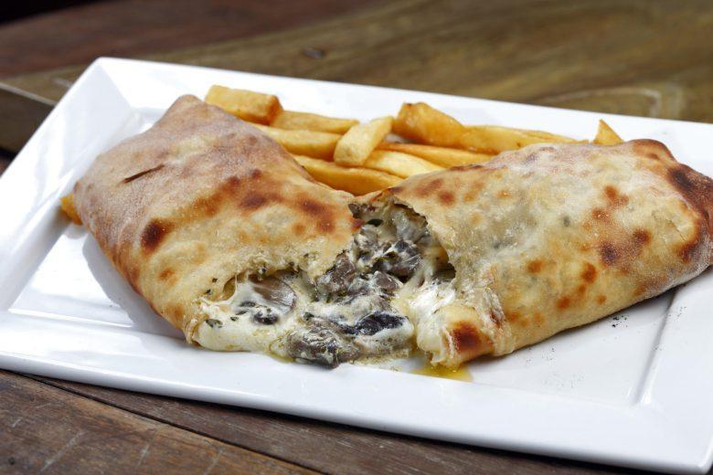 Calzone de escarola com bacon