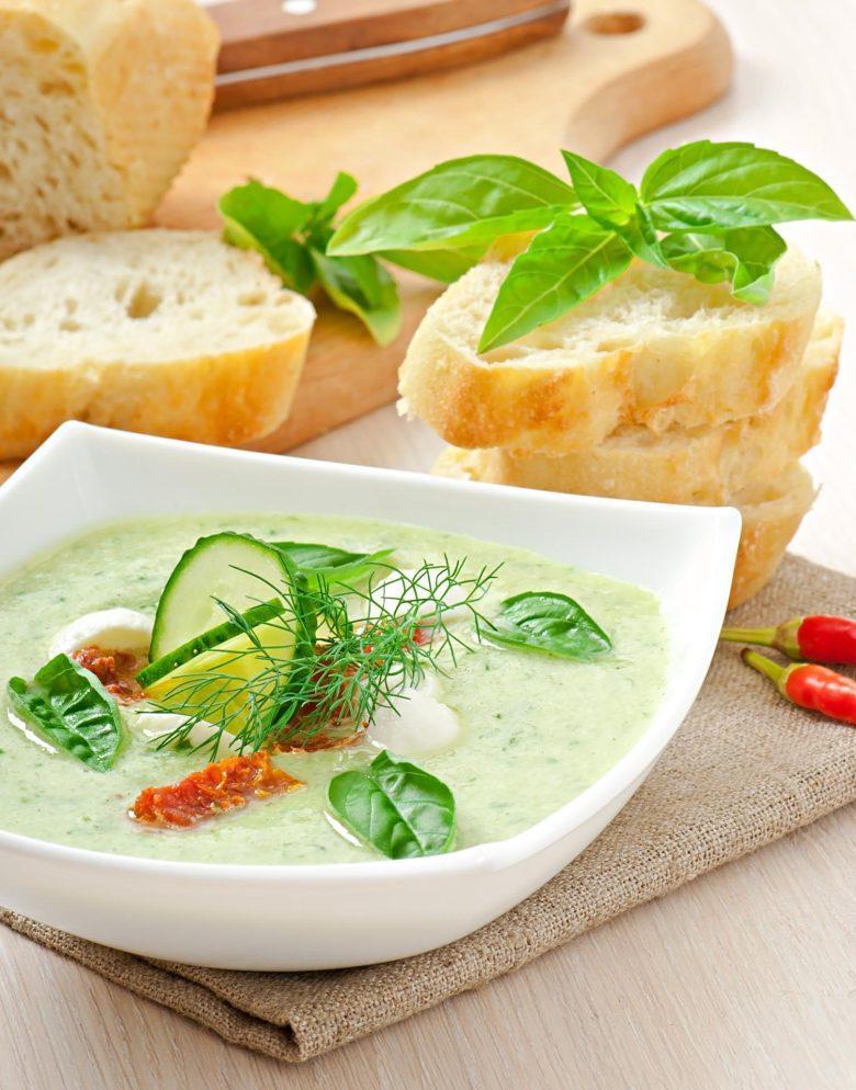 Sopa fria de pepino com iogurte