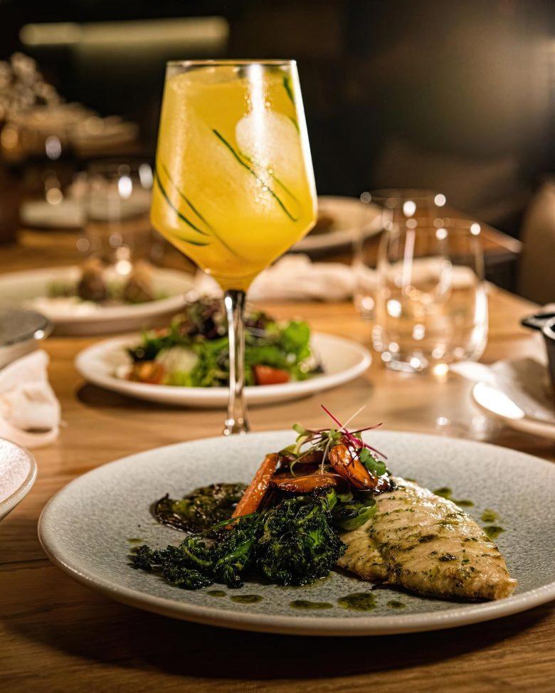 Filé de frango grelhado com escarola