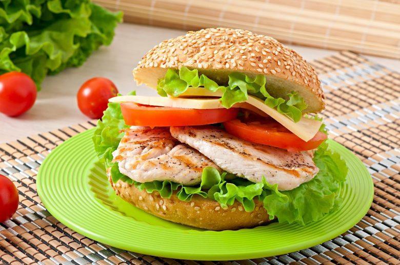 Sanduíche de frango com tomate
