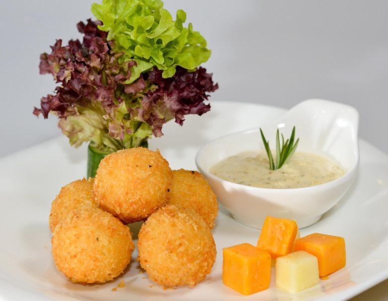 Bolinha de mandioquinha com queijo