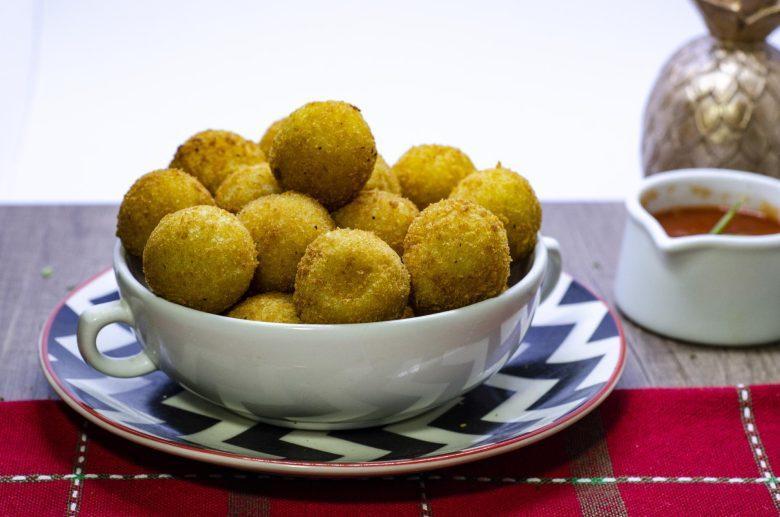 Bolinha de queijo com cebola