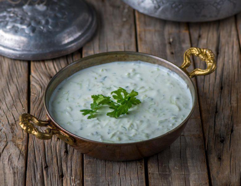 Creme de iogurte com alho e pepino