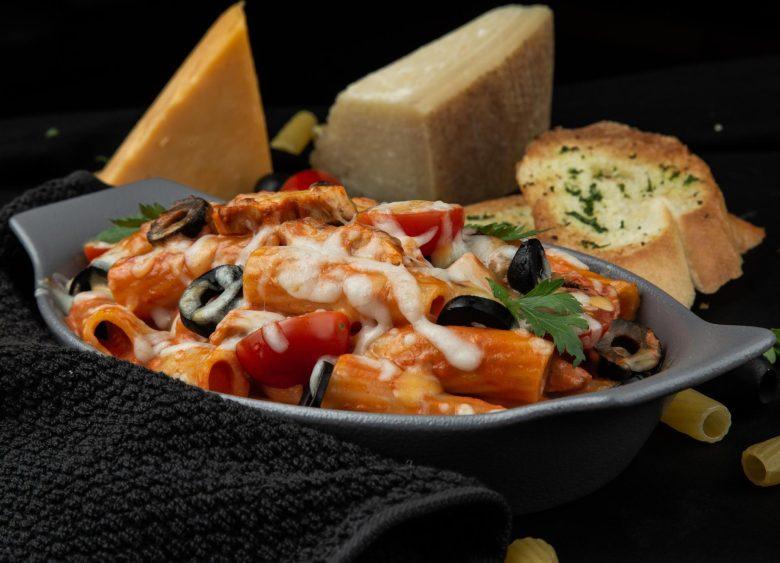 Penne com dois molhos