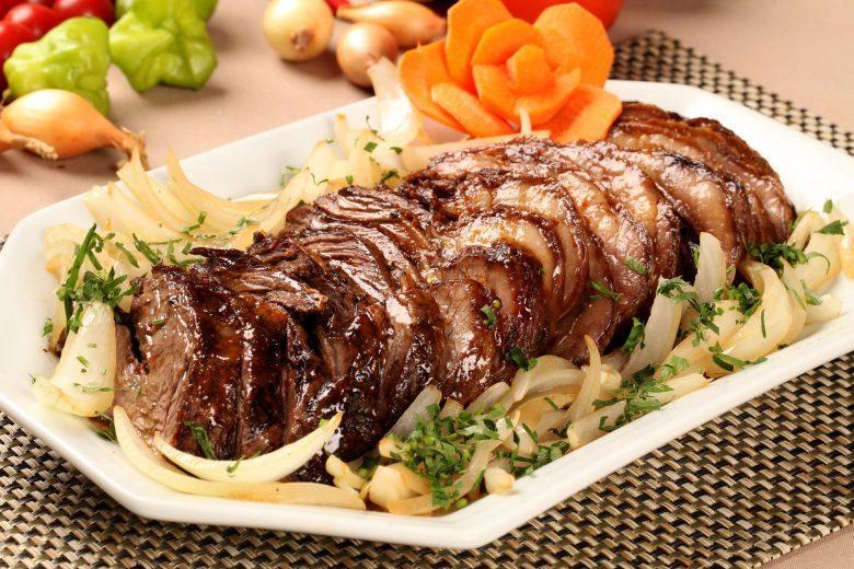 Bife de tira com cebola