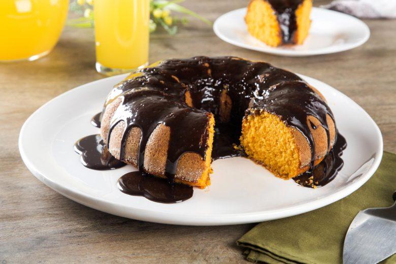 Bolo de cenoura diet com cobertura de chocolate
