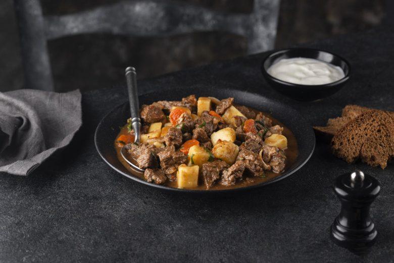 Carne cozida na cerveja com batata e cenoura