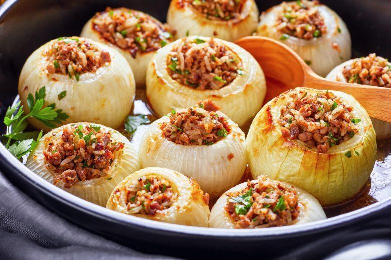 Cebola recheada com linguiça